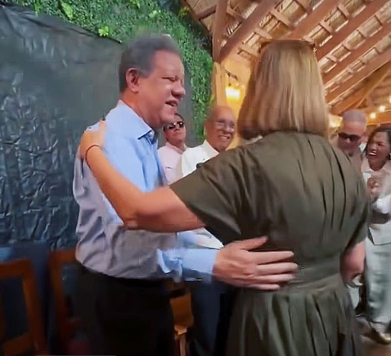 El león bailando merengue