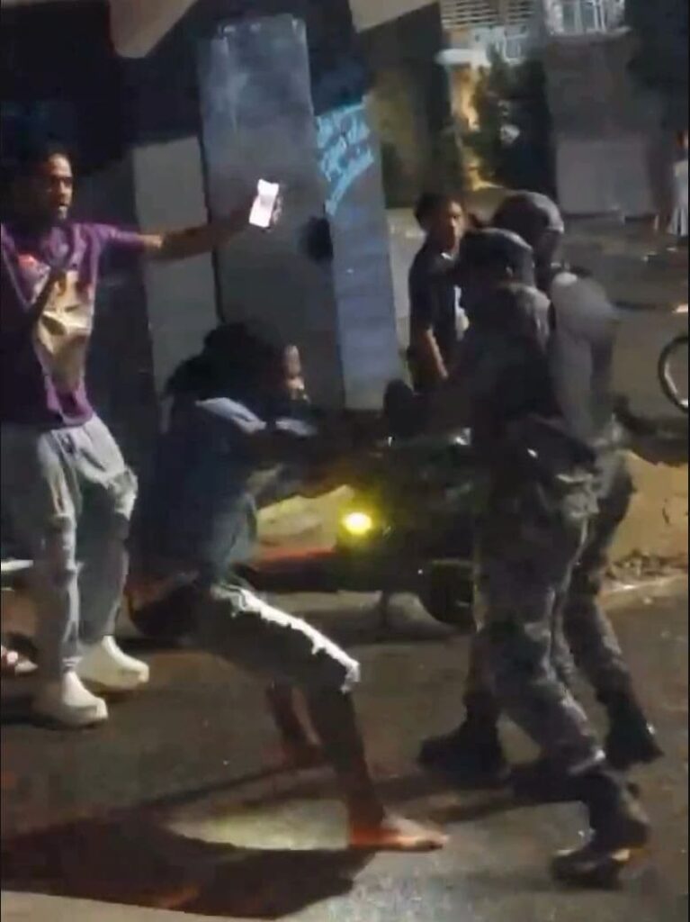 Enfrentamiento entre policias y ciudadanos